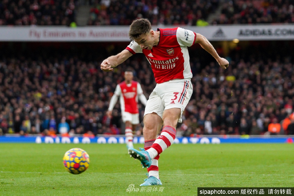 蒂尔尼在英超赛场上高速奔跑回防，体现其作为边后卫不可或缺的防守价值。