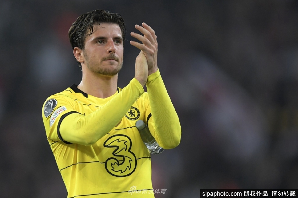 芒特在比赛中带球突破，眼神坚定地望向对手防线，展现其作为中场核心的自信与掌控力