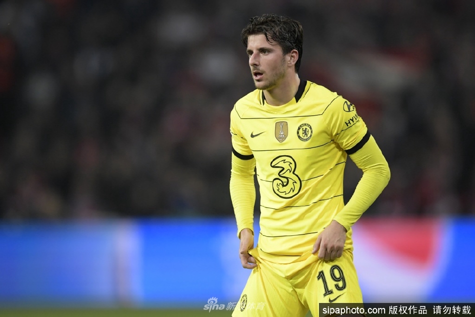 芒特进球后张开双臂在斯坦福桥球场奔跑庆祝，蓝色球衣与绿茵场形成鲜明对比，尽情释放胜利激情