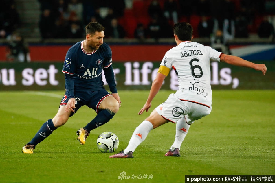 梅西在巴黎对阵克莱蒙的比赛中，轻盈转身送出妙传，眼神专注如棋盘上的棋手