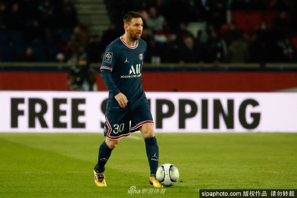 梅西带球突破克莱蒙队中场防守，身形灵动，周围是试图包夹的三名对方球员