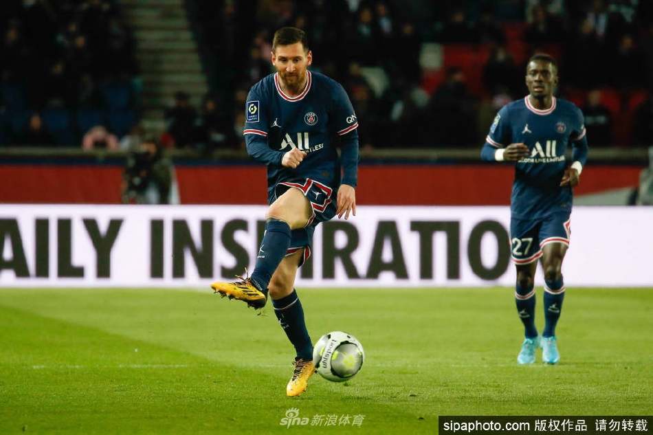 梅西与上演帽子戏法的姆巴佩击掌庆祝，两人笑容灿烂，背景是欢呼的巴黎球迷