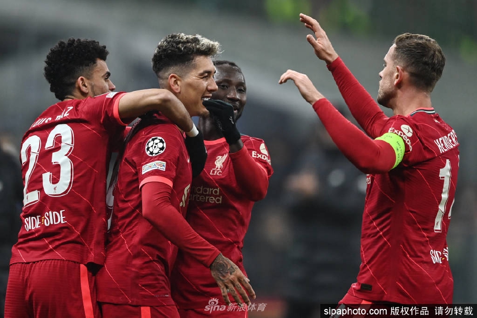 菲尔米诺身穿利物浦红色战袍指向队徽，眼中充满对俱乐部的热爱与忠诚