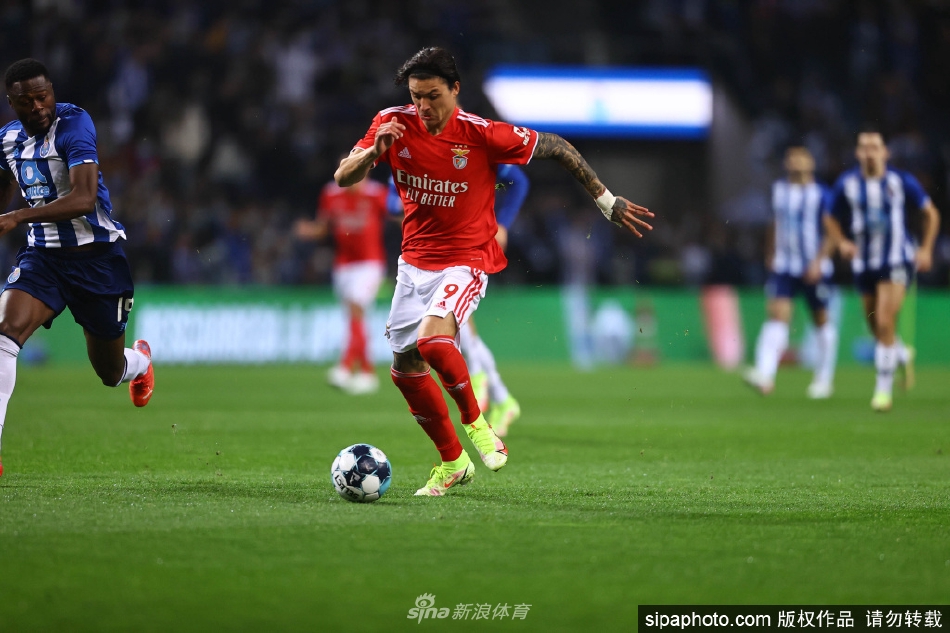 进球后努涅斯与队友紧紧相拥庆祝，脸上洋溢着纯粹的喜悦与激情，背景中欧冠星光照亮了青春的篇章。