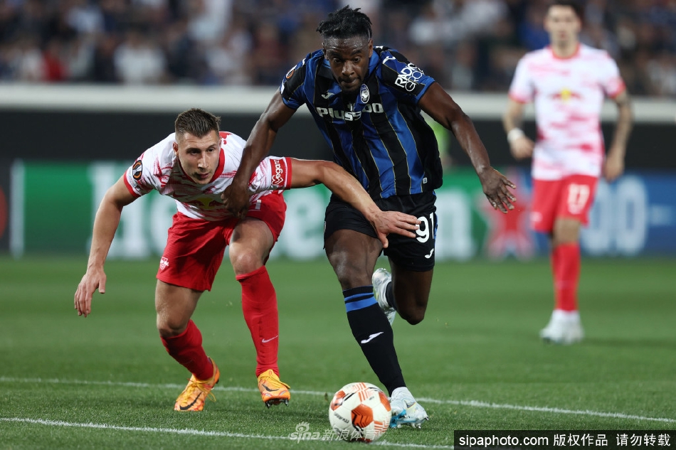 萨帕塔在训练中专注地进行盘带练习，神情认真，展现了一名顶级职业球员在赛场下的刻苦与专注。