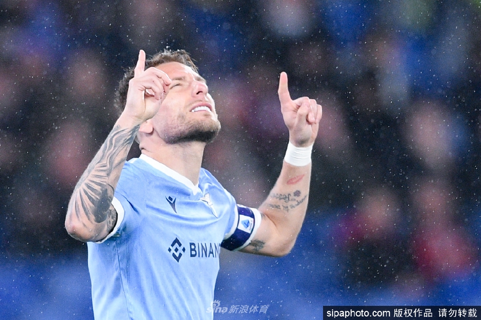 因莫比莱激情庆祝进球，背后是奥林匹克球场沸腾的拉齐奥球迷海洋