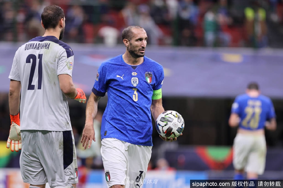 基耶利尼在发布会上神情坚毅而平静，目光中闪烁着对过往峥嵘岁月的回忆与对未来的坦然。