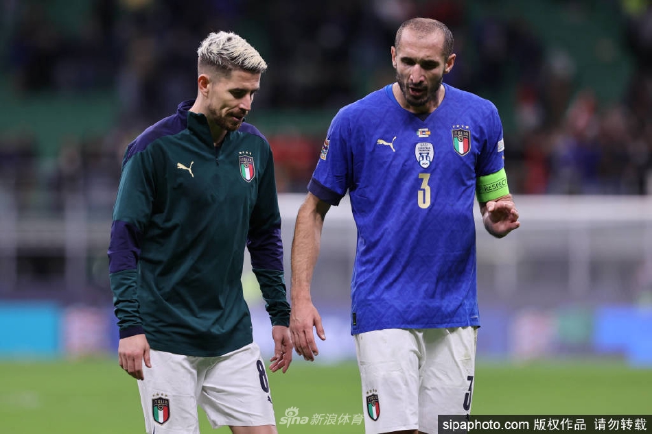 基耶利尼在赛场上高高跃起争抢头球，展现出老将不屈的斗志和对胜利的渴望。