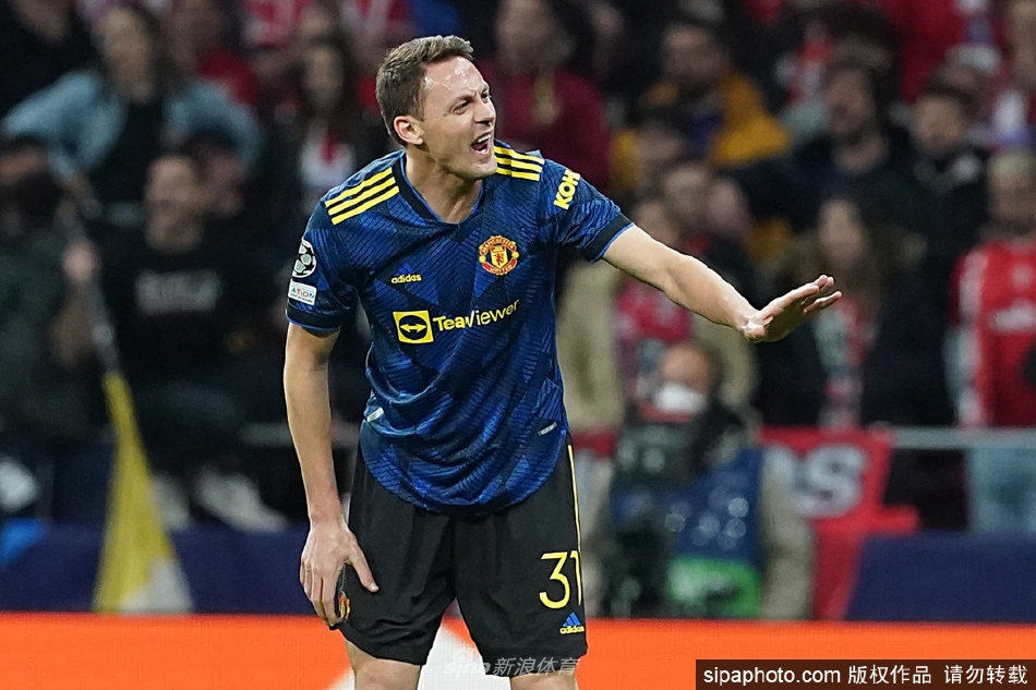 老特拉福德球场全景，红蓝大战的紧张氛围弥漫整个梦剧场夜空