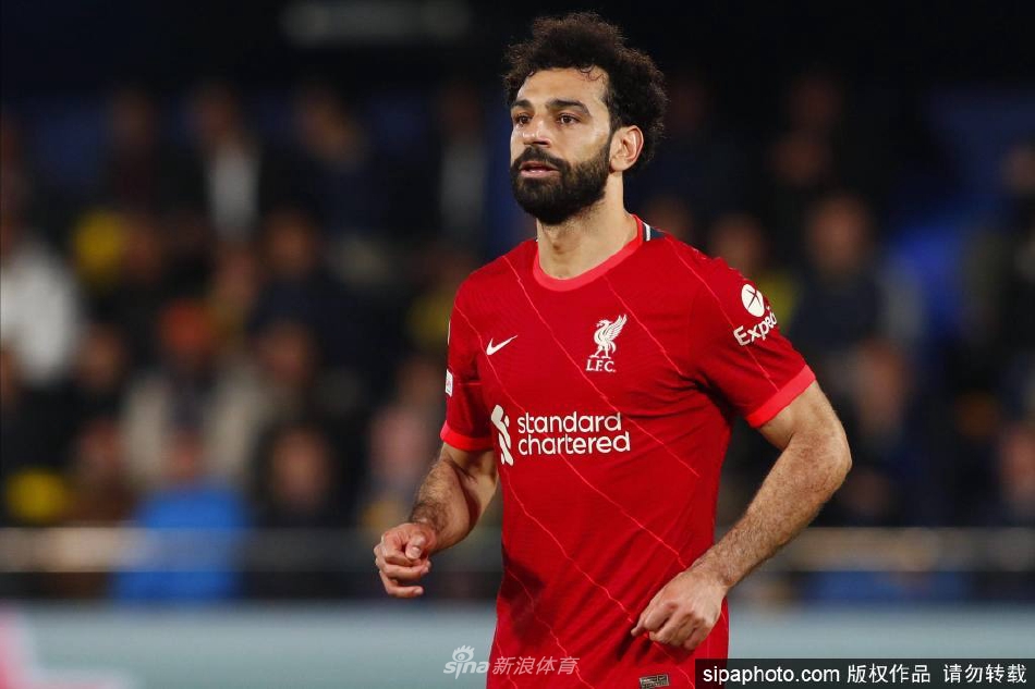 足球穿过门将小门滚入网窝的瞬间，法比尼奥张开双臂狂奔庆祝，身后是目瞪口呆的黄潜门将和欢呼的利物浦球员。