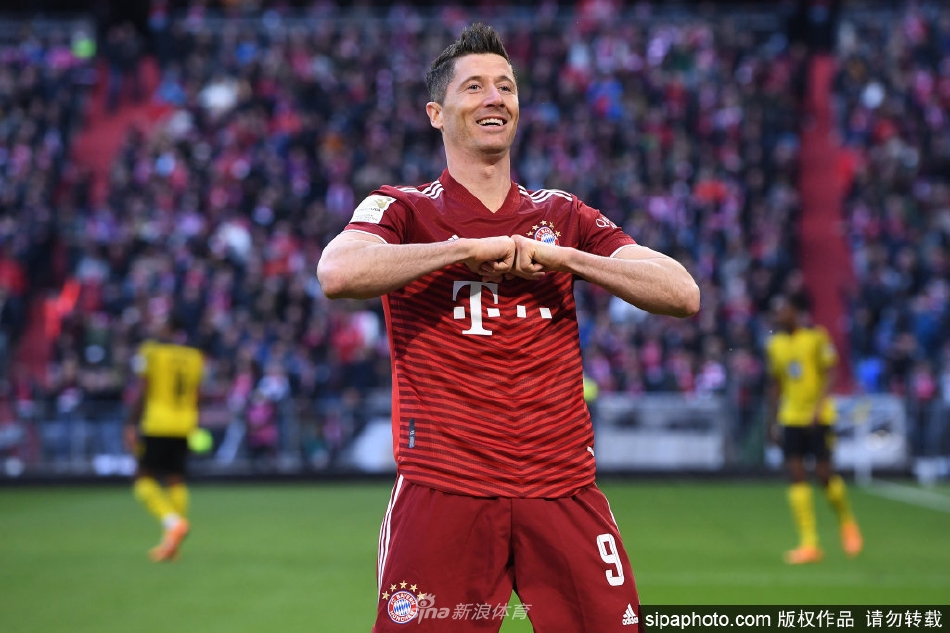 莱万多夫斯基在拜仁比赛中高高跃起争顶，红色的9号背影在对手的包围中显得既强大又孤独。