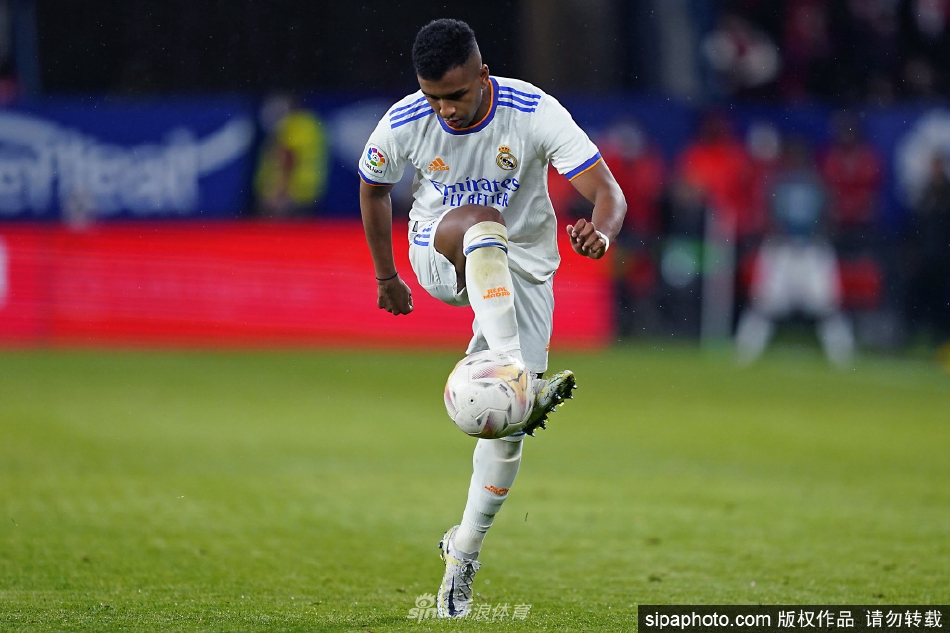 罗德里戈在比赛中灵巧摆脱防守，展现桑巴足球的优雅与犀利。