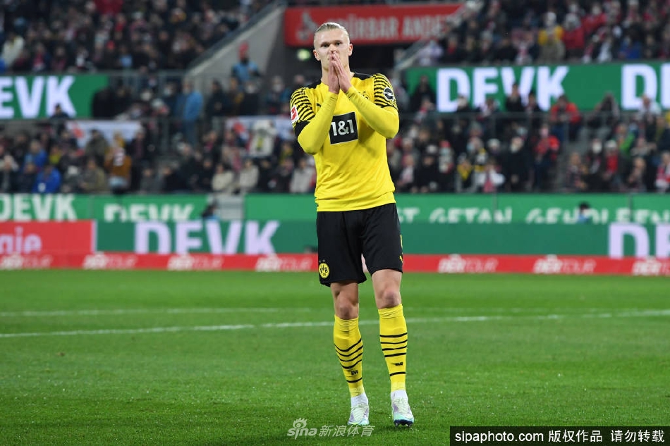 哈兰德在多特蒙德主场谢场，向球迷挥手告别，身后是著名的‘南看台’，场面感人