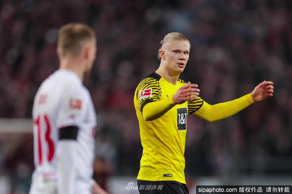 哈兰德与曼城队徽并肩而立，象征着一个崭新时代的开启，画面充满力量感