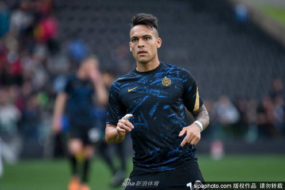 劳塔罗在国际米兰比赛中全力奔跑追逐足球的瞬间