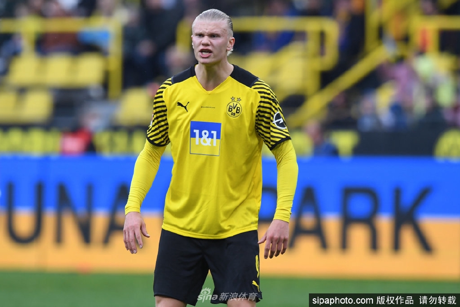 哈兰德目光坚毅地望向远方，身后是曼彻斯特的城市景观，象征着一个全新时代的开启