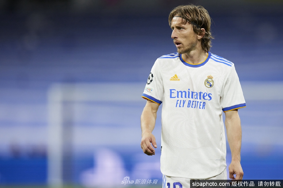 莫德里奇身穿皇马白色战袍，手扶膝盖展现坚毅不屈的领袖气质