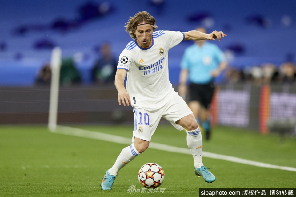 莫德里奇与C罗昔日并肩作战，庆祝进球后激情击掌的经典瞬间