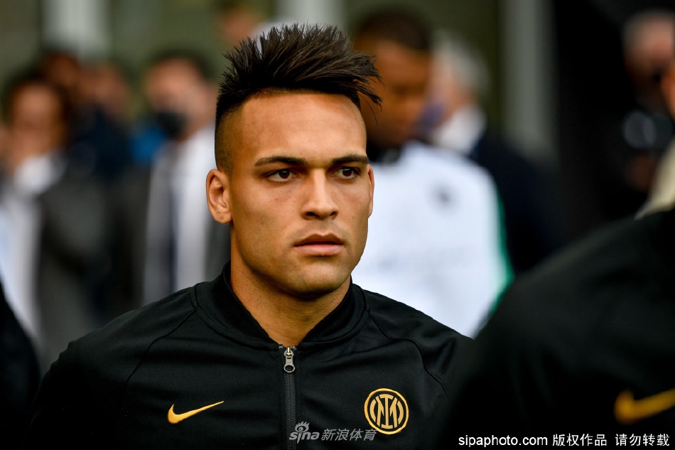 劳塔罗进球后张开双臂在梅阿查球场激情庆祝的身影