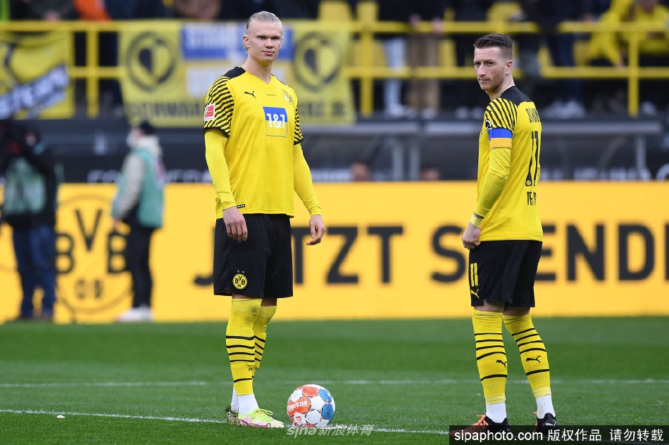 哈兰德身穿曼城新赛季球衣霸气亮相，仿佛已经准备好在这片蓝色疆场上摧城拔寨