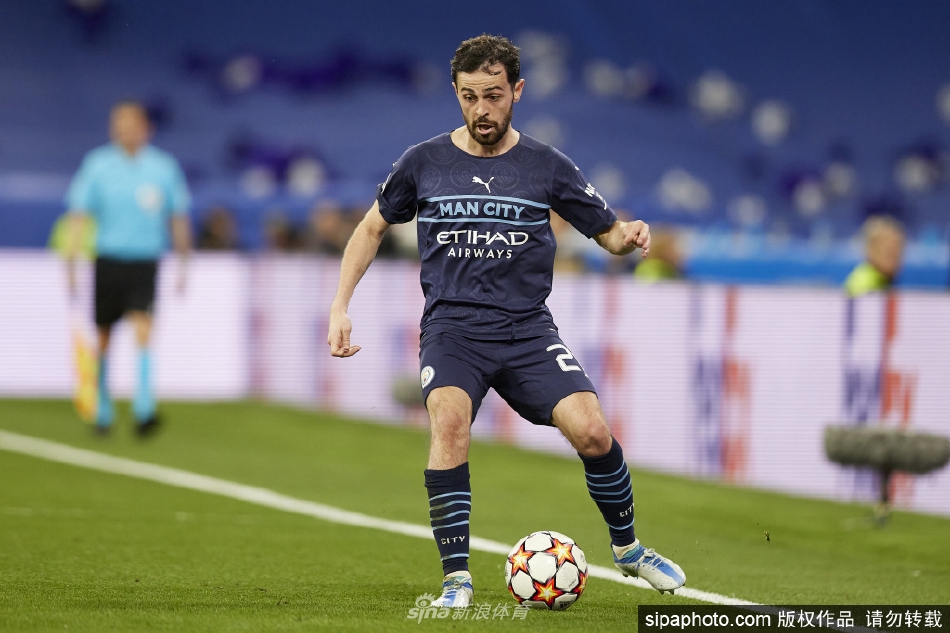 训练场上，贝尔纳多·席尔瓦神情专注地进行着带球练习，目光坚定，展现出顶级职业球员在幕后一丝不苟的严谨态度。