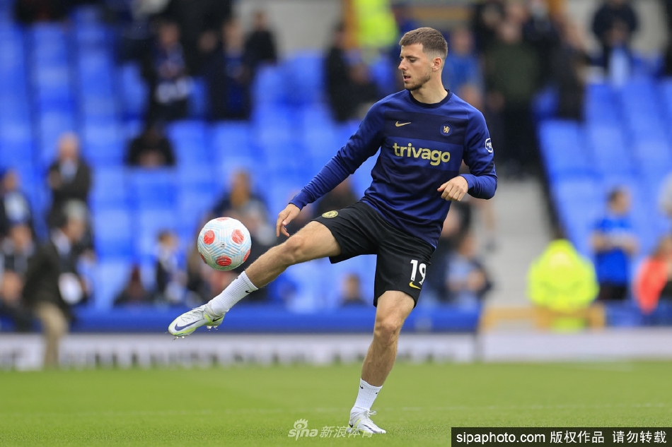 芒特与队友激情庆祝助攻，他张开双臂奔向创造进球的伙伴，脸上洋溢着纯粹的笑容。