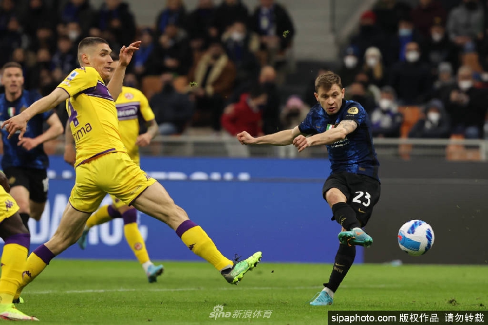 国际米兰全队高举意大利杯冠军奖杯，巴雷拉站在队伍中央笑容灿烂，背景是漫天飞舞的蓝黑色彩带和疯狂庆祝的球迷