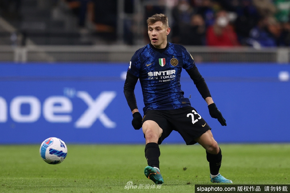 尼科洛·巴雷拉在意大利杯决赛中激情庆祝进球，张开双臂面向看台，身后是欢呼的队友和沸腾的梅阿查球场