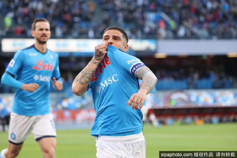 因西涅进球后张开双臂激情奔跑庆祝，点燃全场球迷热情