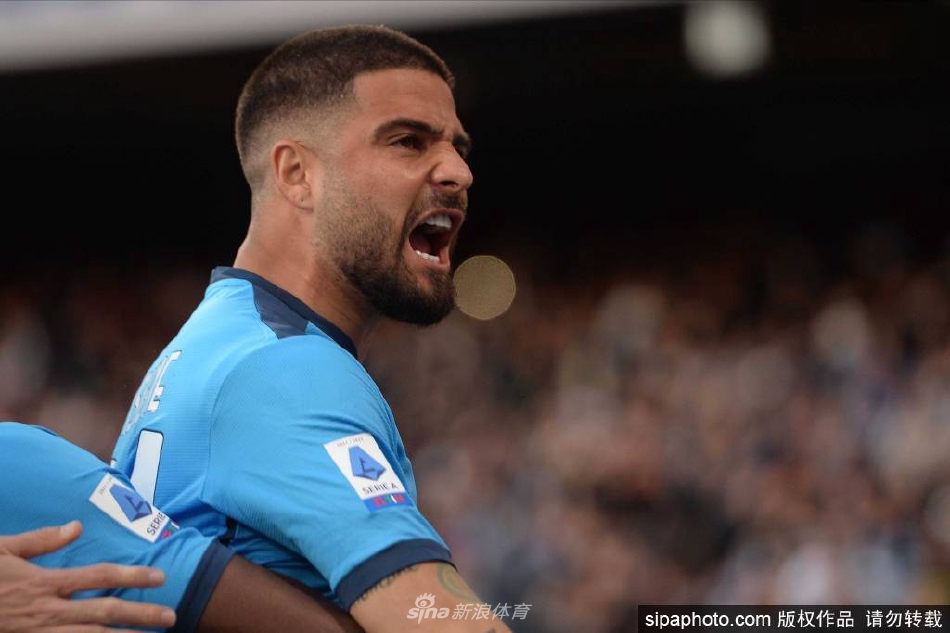 因西涅在马拉多纳球场主罚点球瞬间，目光坚定凝视球门