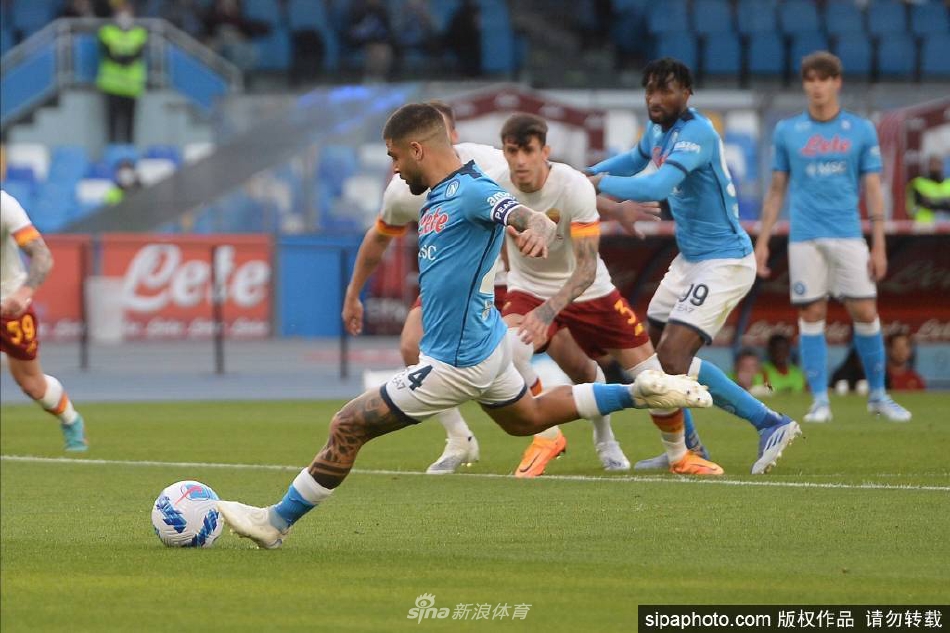 因西涅作为队长与队友围拢在一起，布置战术鼓舞士气