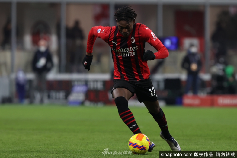 莱奥盘带后起脚劲射，目光坚定锁定球门