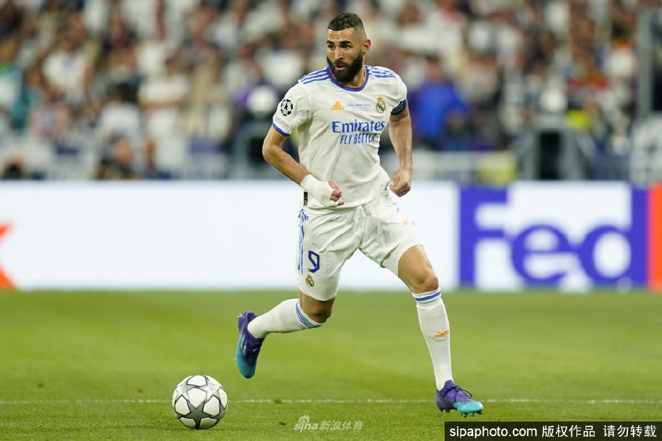 本泽马在激烈对抗中优雅控球，面对多名防守队员围堵依然气定神闲，展现大师级的中锋风采