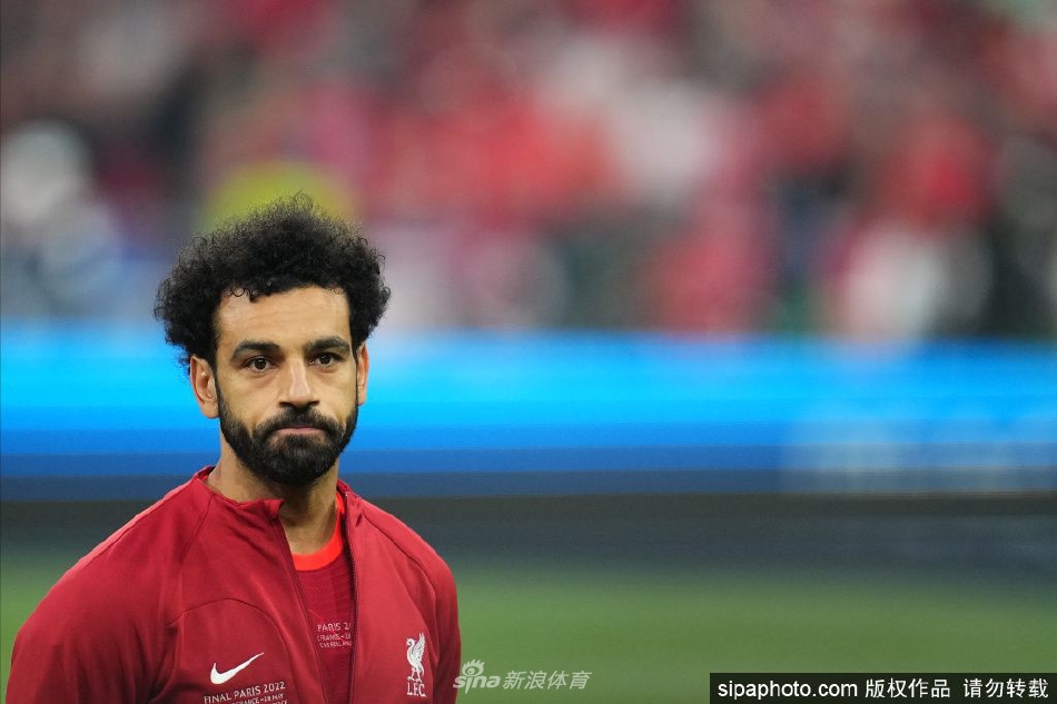 萨拉赫在安菲尔德球场激情庆祝进球，身后是欢呼的红色海洋