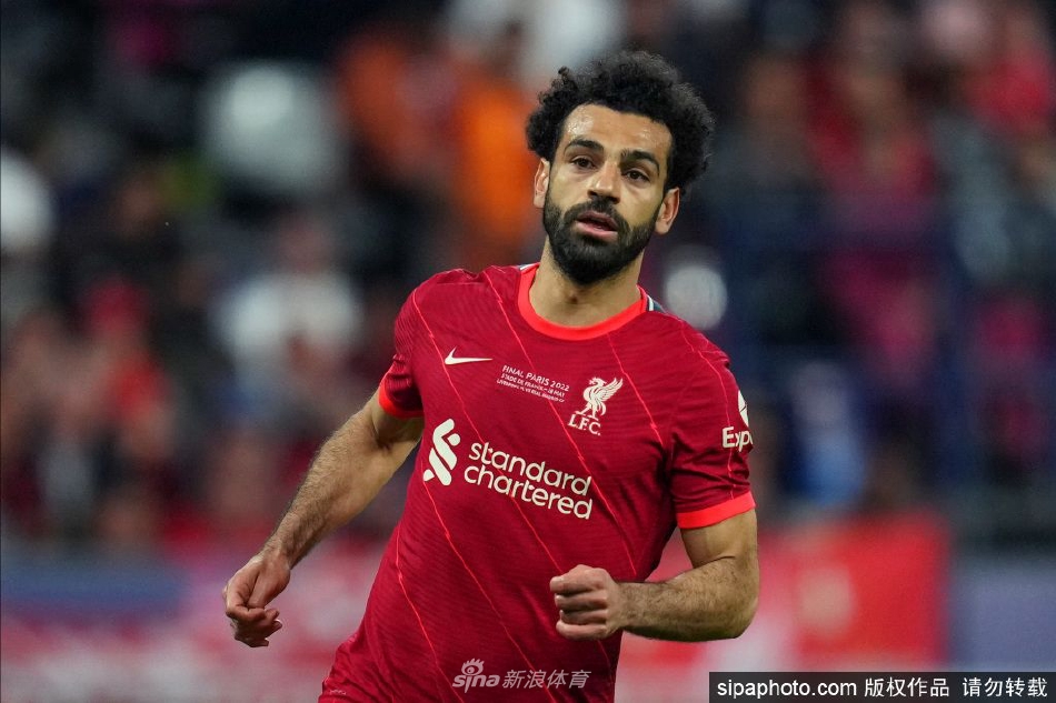 萨拉赫高举英超冠军奖杯，与队友共享荣耀时刻，笑容灿烂