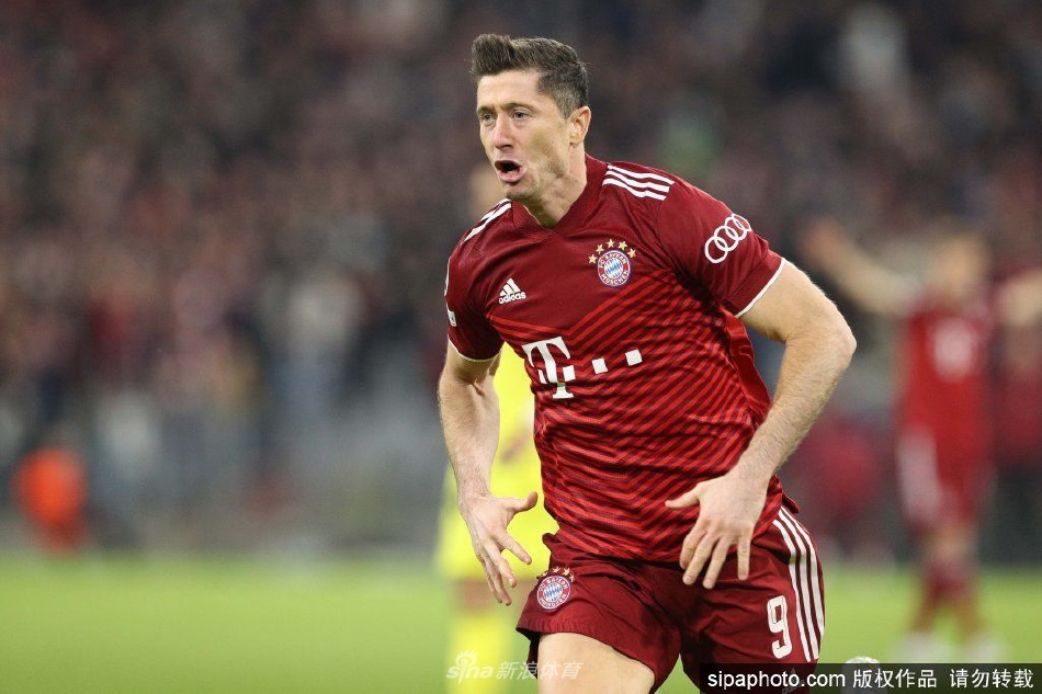 莱万多夫斯基在比赛中霸气指挥进攻，展现出球场领袖的卓越气质