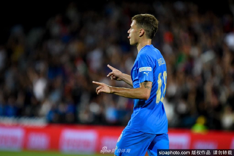 曼奇尼场边凝神指挥，目光深邃注视着赛场，尽显冠军教头的沉稳与智慧