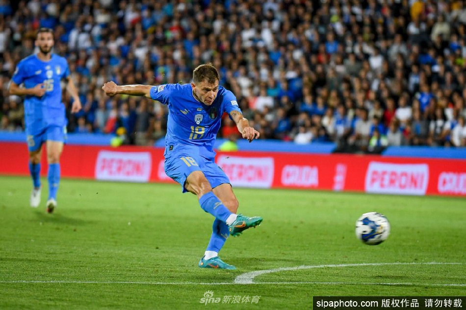 巴雷拉激情庆祝进球，张开双臂面向看台，身后是欢呼的队友与蔚蓝的球场