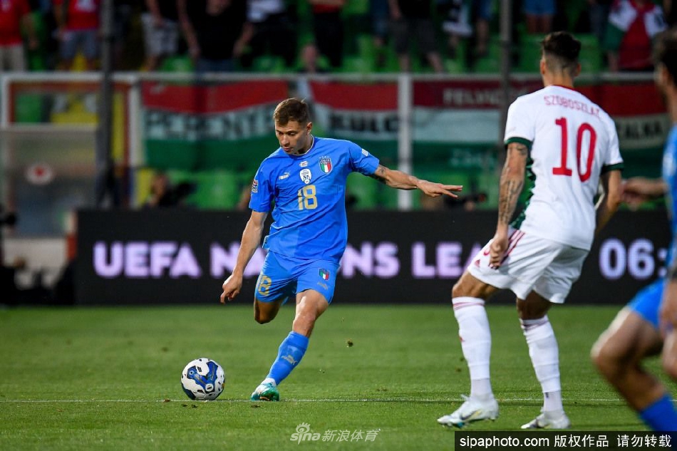 巴雷拉在比赛中带球犀利突破，动作矫健自信，展现出顶级中场的掌控力