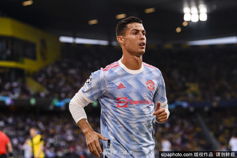 PFA年度最佳阵容官宣图：星光熠熠的十一人名单在深色背景上闪耀，象征着英超联赛的巅峰荣耀。