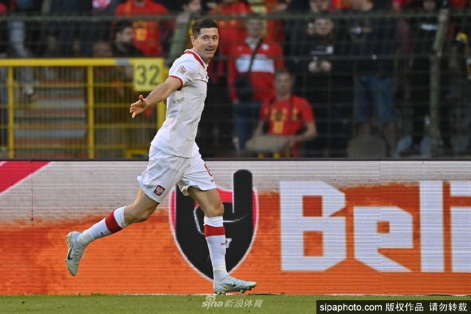 莱万多夫斯基在激烈比赛中展现精湛射术，皮球即将飞入网窝的精彩瞬间