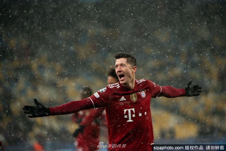 C罗、B费、拉什福德和卡瓦尼四位曼联球星在训练或比赛中并肩或同框的瞬间