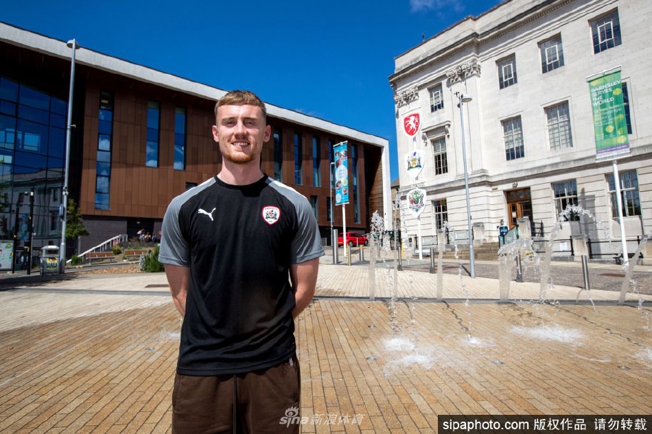 库迪在训练场上带球疾驰，阳光洒在他的身影上，仿佛预示着光明的前程