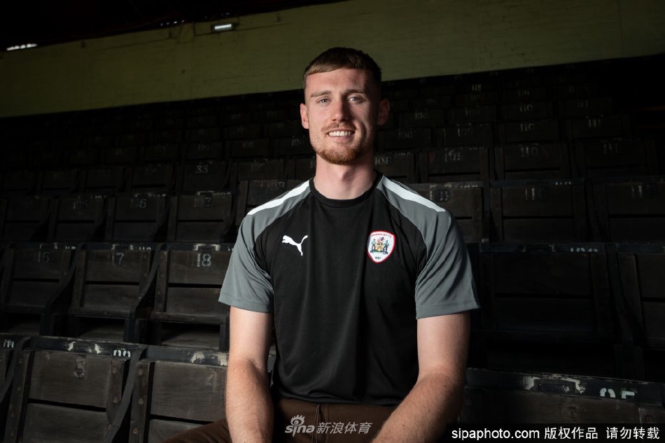 库迪与主教练握手致意，两人目光坚定，象征着合作与信任的全新开始