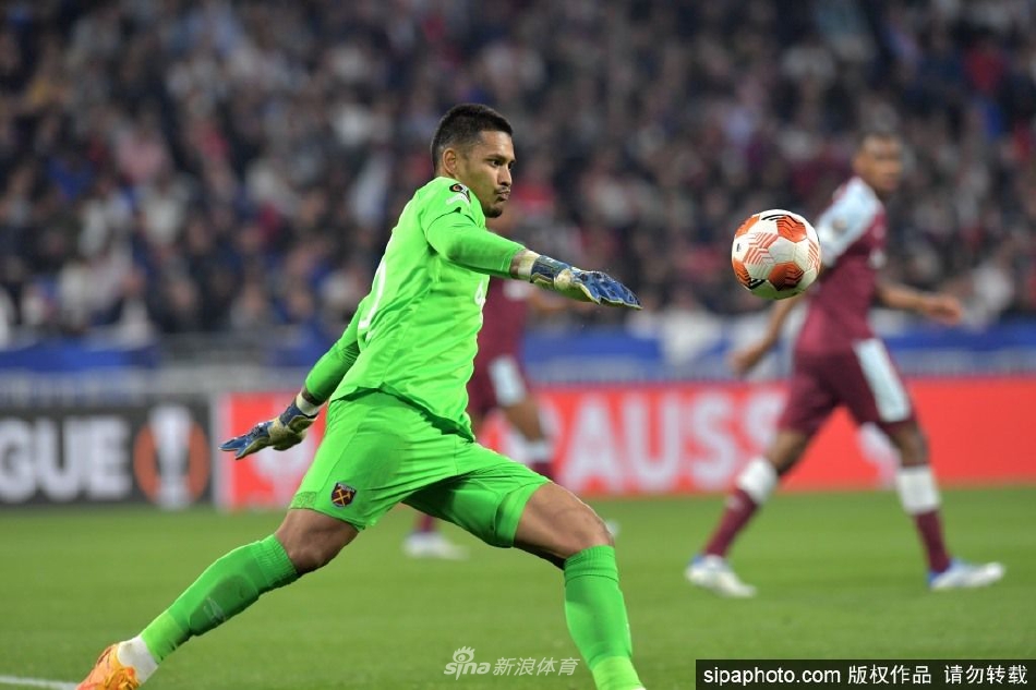 训练中阿雷奥拉全神贯注，与后卫队友紧密沟通指挥防线