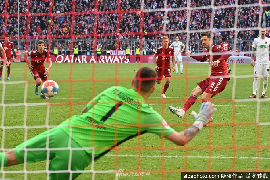 新闻发布会上的莱万眉头微蹙，神色严肃，他正对着话筒阐述自己的立场，背后模糊的背景仿佛象征着他与拜仁渐行渐远的关系。