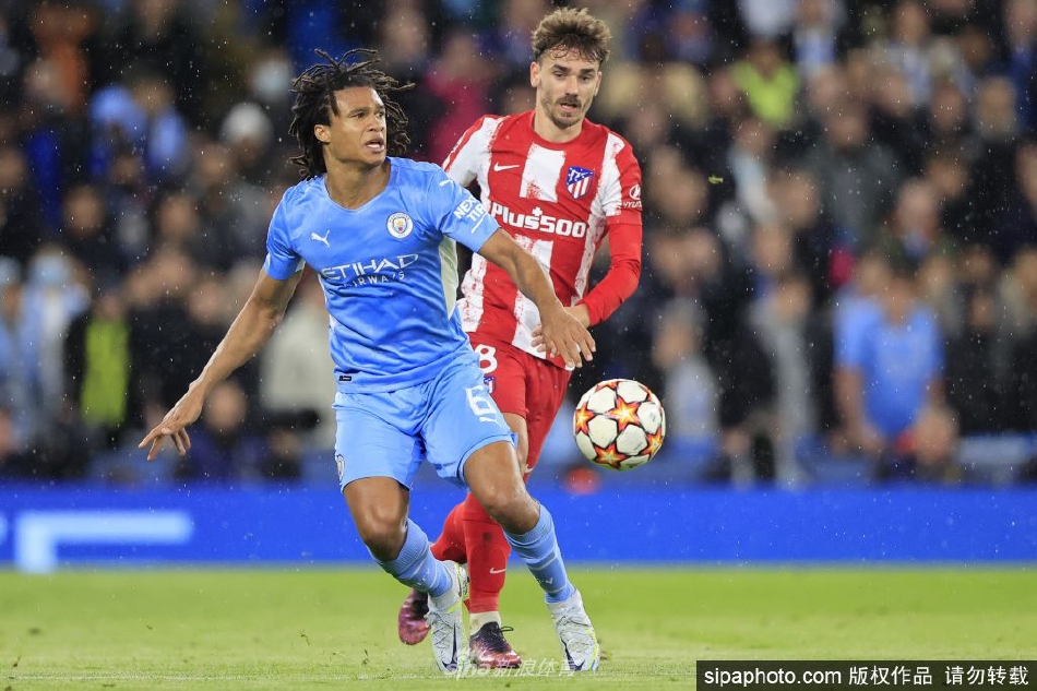 阿克在英超赛场上高高跃起，力压对方前锋头球解围的瞬间