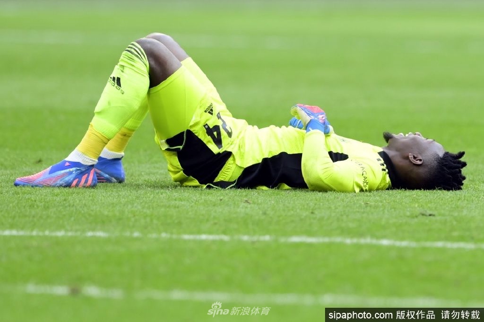 奥纳纳在训练中飞身扑救，身体舒展如雄鹰展翅，展现了其作为顶级门将的出色反应与门线技术。