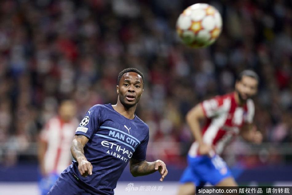 斯特林在比赛中突破曼城防守球员，蓝军与旧主之间的对决充满故事性。