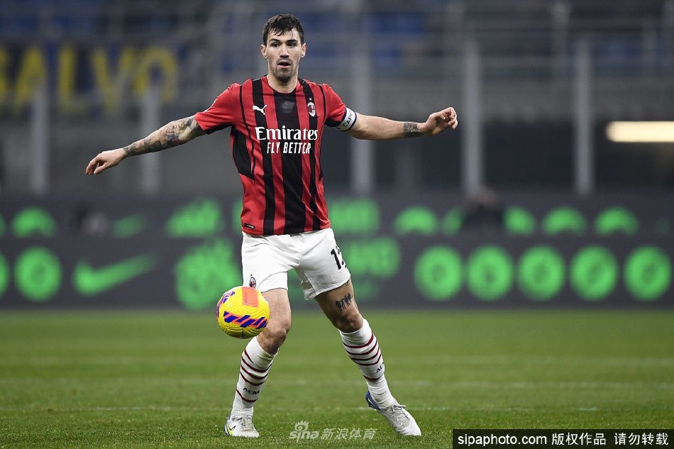 罗马尼奥利身披拉齐奥训练服首次亮相，手持蓝鹰围巾向新东家球迷展露标志性微笑